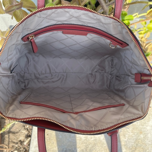 Michael Kors Tote with Structured Shape and Gold Hardware - Picture 14 of 15